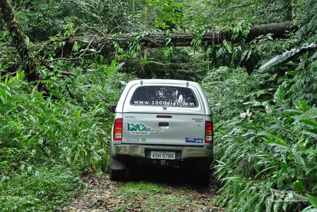 A Fiona enfrenta a rústica estrada na Mata Atlântica em direção ao Salto do Saci, na região de Antonina, litoral do Paraná